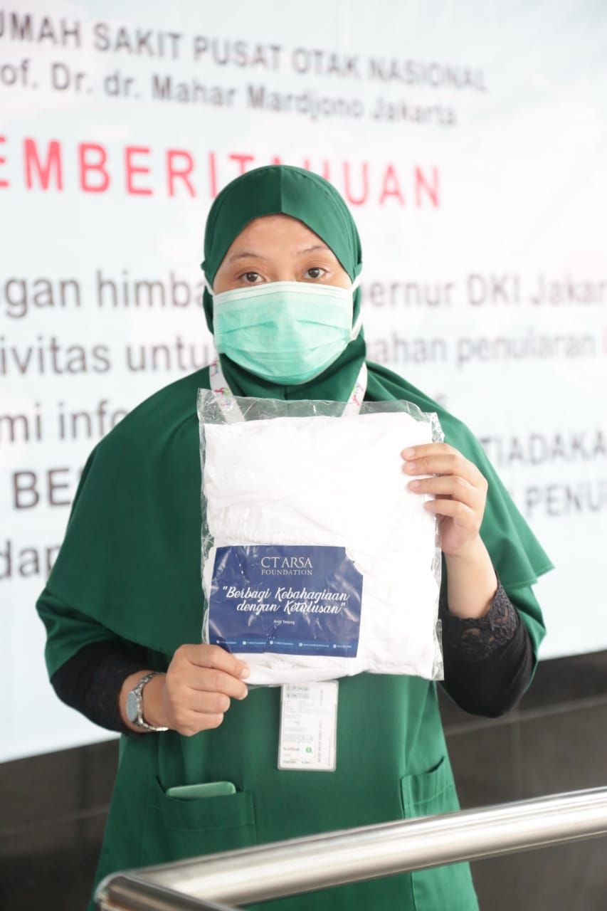 Ketua CT ARSA Foundation Anita Ratnasari Tanjung dan para tenaga medis. (Dok CT ARSA Foundation)