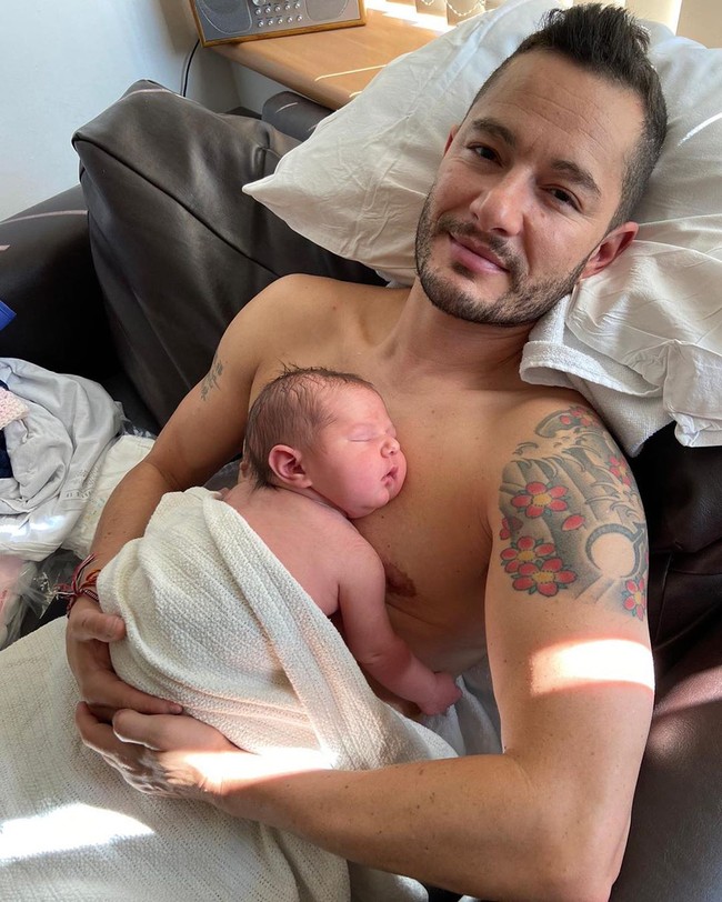 Berita bahagia ini pertama kali diungkap Jake melalui akun Twitter-nya. Dalam postingan tersebut, Jake memperlihatkan potret keluarga kecilnya yang kini dianugrahi seorang anak. Ia pun mengatakan jika bayi perempuan mereka lahir dengan bantuan ibu pengganti. Foto: Instagram @jake_graf5