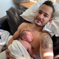 Berita bahagia ini pertama kali diungkap Jake melalui akun Twitter-nya. Dalam postingan tersebut, Jake memperlihatkan potret keluarga kecilnya yang kini dianugrahi seorang anak. Ia pun mengatakan jika bayi perempuan mereka lahir dengan bantuan ibu pengganti. Foto: Instagram @jake_graf5