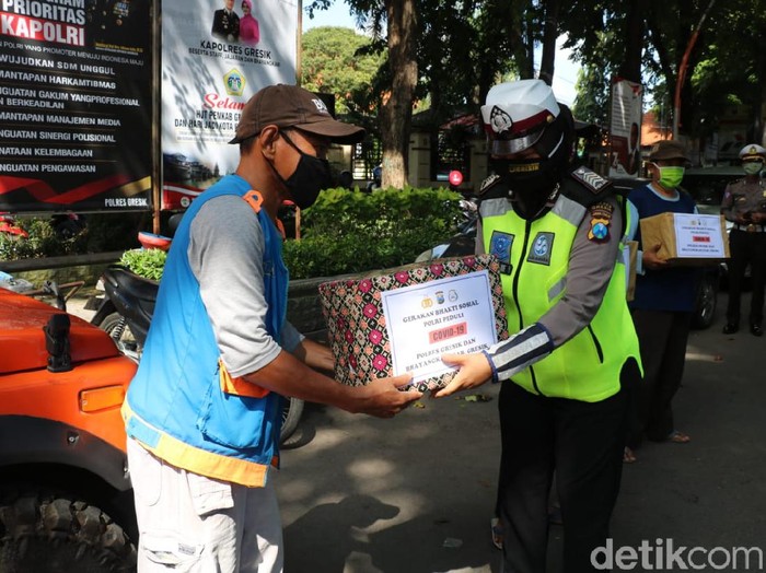 Sebanyak 1.800 paket sembako dibagikan polisi di Gresik. Bantuan tersebut dibagikan kepada warga yang terdampak wabah virus Corona.