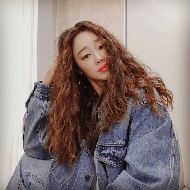 Choi Yeo Jin, model dan aktris berusia 36 tahun ini tidak ingin menikah karena saat ini ingin fokus mengurus karier dan kehidupannya sendiri. Dia merasa belum siap mengorbankan dirinya untuk suami dan anak. Foto: Instagram