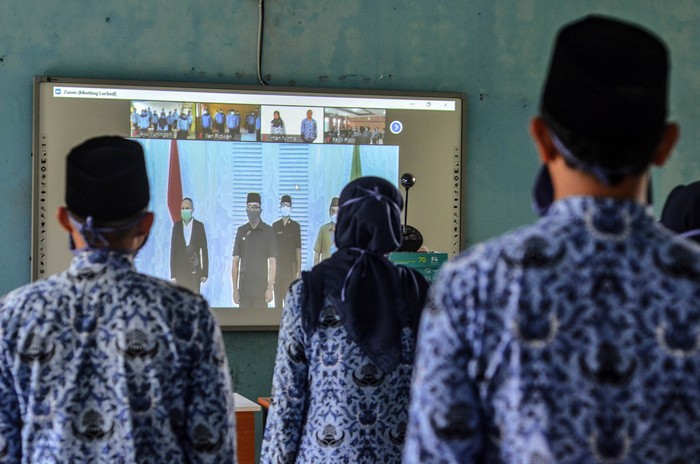 Sepuluh orang Pegawai Negeri Sipil (PNS) sujud syukur usai mengikuti pelantikan online di Aula SMAN 1 Ciamis, Kabupaten Ciamis, Jawa Barat, Selasa (21/4/2020). Pelantikan tersebut diikuti sebanyak 1.064 PNS TA 2018 di lingkungan Pemerintah Provinsi Jabar, di tingkat provinsi pelantikan langsung diwakili tiga orang dari setiap agama, pengucapan sumpah dilakukan serentak dengan teleconference melalui aplikasi zoom sebagai implementasi imbauan pemerintah untuk melakukan phisycal distancing selama wabah COVID-19. ANTARA FOTO/Adeng Bustomi/foc.