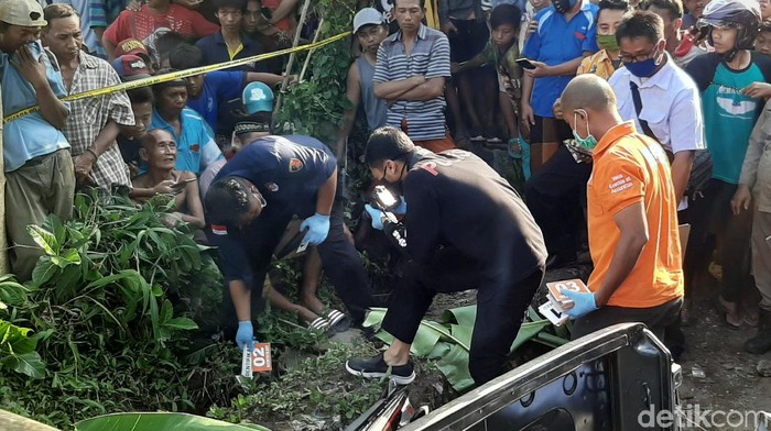 Seorang pria di Probolinggo jadi korban pembacokan hingga tewas. Pembacokan tersebut diduga dilatarbelakangi masalah perselingkuhan.