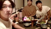 Aktor 36 tahun ini sering memamerkan momen kulinerannya. Seperti ketika ia makan bersama dua temannya. Foto: Instagram kyuhyung_fan/290_83