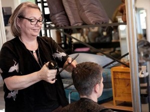 Denmark Longgarkan Lockdown Corona, Pangkas Rambut Diserbu Pelanggan