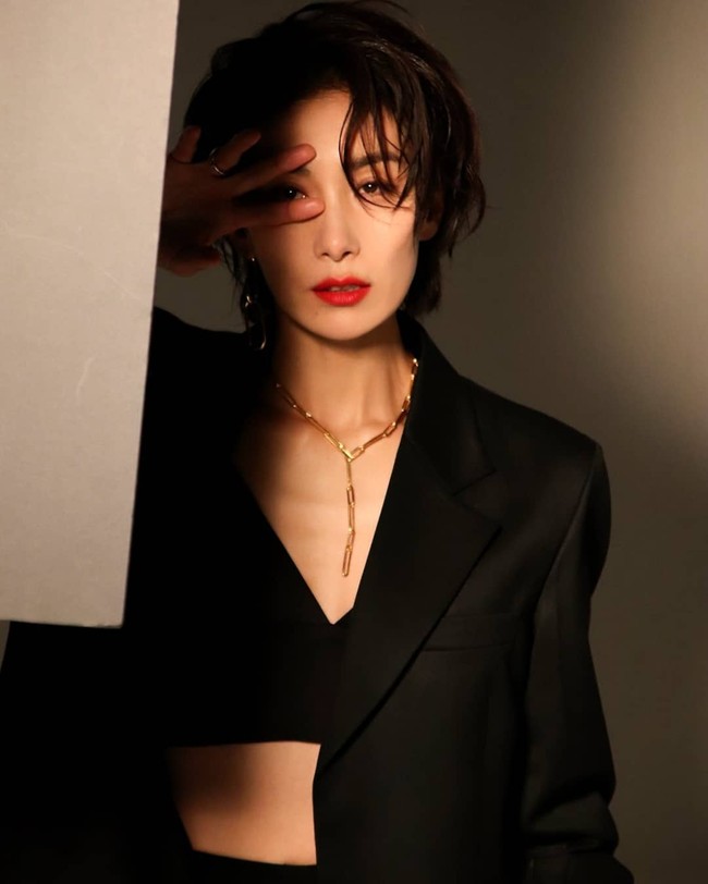 Aktris Kim Seo Hyung sudah menginjak usia 46 tahun dan belum berencana menikah. Dia pernah berkata tidak pernah memikirkan pernikahan. Alih-alih menikah dengan seseorang, Seo Hyung mengaku telah menikahi pekerjaannya. Karena aku ingin fokus mencintai diriku sendiri lebih dalam, pungkasnya. Foto: Instagram