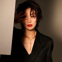 Aktris Kim Seo Hyung sudah menginjak usia 46 tahun dan belum berencana menikah. Dia pernah berkata tidak pernah memikirkan pernikahan. Alih-alih menikah dengan seseorang, Seo Hyung mengaku telah menikahi pekerjaannya. Karena aku ingin fokus mencintai diriku sendiri lebih dalam, pungkasnya. Foto: Instagram