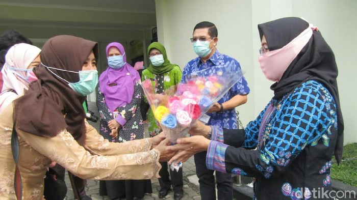 Jurnalis Perempuan (Jupe) Purworejo memberikan bunga kepada tenaga medis, Selasa (21/4/2020).