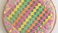 Memiliki warna-warni yang cantik, pie ini terlihat menggemaskan. Topping pie tersebut terbuat dari marshmallow, permen manis, dan tak lupa tambahan bubuk raspberry. Foto: Instagram @dovoney.scarfe