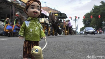 Selanjutnya ada foto bertajuk Angon Asu nang Malioboro. Lokasi pengambilan gambar: Jalan Malioboro, Yogyakarta. Lokasi ini biasanya menjadi lokasi yang sangat favorit di kunjungi wisatawan saat berkunjung ke Jogja.