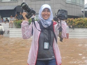 Adek Berry Perempuan Pemotret di Garis Depan Saat Pandemi Corona