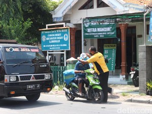 Polisi di Lamongan Ini Ajak Anak Istri Turun Jalan Bagikan 1.000 Masker