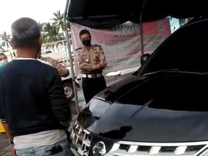 Viral anggota DPRD Sulsel mengamuk karena menolak disemprot disinfektan (Screenshot video viral)