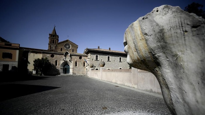 This picture taken on April 17, 2020, shows The square and the church of Santa Maria Maggiore and the entrance of the  famous terraced hillside Italian Renaissance garden and fountains Villa DEste in Tivoli during the lockdown aimed at curbing the spread of the COVID-19 infection, caused by the novel coronavirus. (Photo by Filippo MONTEFORTE / S fornasier / AFP)