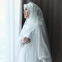 Melalui akun Instagramnya, sang desainer Renzi Lazuardi baru menguak rahasia pembuatan gaun pengantin tersebut setelah Vebby Palwinta resmi menikah. Vebby nanya “Kak Renzi ada dress putih ready?”. Aku bilang adaaa, tenang ajaa *biar Vebby ngga panik*.. Padahaaal aku bikinin baru dress sama veil-nya dalam waktu 5 hari, bukan pake yang udah ada.. Dan ini baru aku bongkar rahasia ini di sini.. *Maaf ya Veb udah bo’ongin kamu* 🙈 Dress-nya emg ngga heboh payetnya sampe bleneg, karena kayanya ngga pas juga sama tempatnya.. Jadi aku bikinin yang simpel, manis, syahdu aja buat Vebby.. Semoga Vebby berkenan yaa.., begitu sang desainer menulis di Instagram @renzilazuardi. Foto: Instagram @renzilazuardi