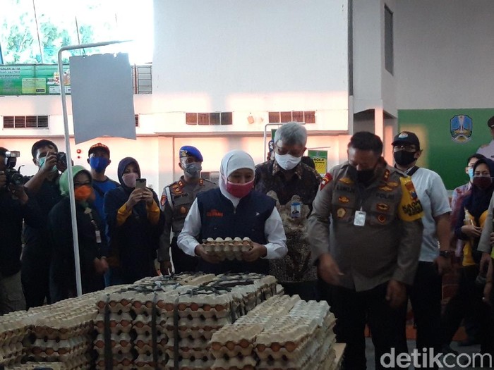 Menkes menyetujui PSBB untuk Surabaya Raya. Gubernur Khofifah Indar Parawansa meminta warga tidak panic buying selama PSBB.
