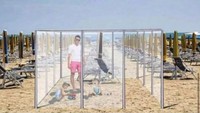 Setelah wabah virus Corona usai, masa depan dunia traveling tak akan lagi sama. Berjemur di pantai saja harus disekat kaca seperti ini. (dok. Nuova Neon Group)