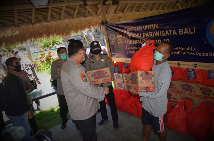 Polda Bali Distribusikan Sembako untuk Pelaku Wisata Bali