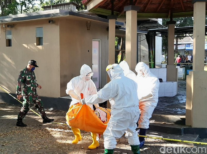 Seorang pria tewas tergantung di Taman Manula, Kecamatan Mayangan, Kota Probolinggo. Polisi masih menyelidiki apakah korban tewas bunuh diri atau dibunuh.