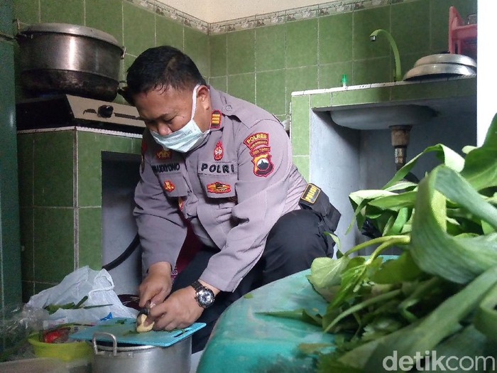 Kapolsek Bawang, Banjarnegara SS Udiyono rutin masak untuk nakes saat pandemi Corona, Selasa (21/4/2020).