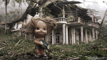 Kali ini Fauzie Helmy memberikan visualisasi yang berbeda. Foto berjudul Omah angker Kaliurang yang diambil dilokasi: Kaliurang ini memberikan cerita yang berbeda. Menurutnya, sempat ada kejadian aneh saat ingin mengambil gambar. Jelang senja kamera secara tiba-tiba tak berfungsi seperti biasanya, saat menekan tombol shutter kamera, tak ada respon dan tak bergeming sama sekali selama hampir 15 menit. Setelah berdoa dan kulonuwun dalam hati kamera Helmy pun bisa berfungsi dengan normal. Ini hasilnya.