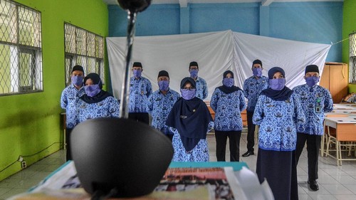 Sepuluh orang Pegawai Negeri Sipil (PNS) sujud syukur usai mengikuti pelantikan online di Aula SMAN 1 Ciamis, Kabupaten Ciamis, Jawa Barat, Selasa (21/4/2020). Pelantikan tersebut diikuti sebanyak 1.064 PNS TA 2018 di lingkungan Pemerintah Provinsi Jabar, di tingkat provinsi pelantikan langsung diwakili tiga orang dari setiap agama, pengucapan sumpah dilakukan serentak dengan teleconference melalui aplikasi zoom sebagai implementasi imbauan pemerintah untuk melakukan phisycal distancing selama wabah COVID-19. ANTARA FOTO/Adeng Bustomi/foc.