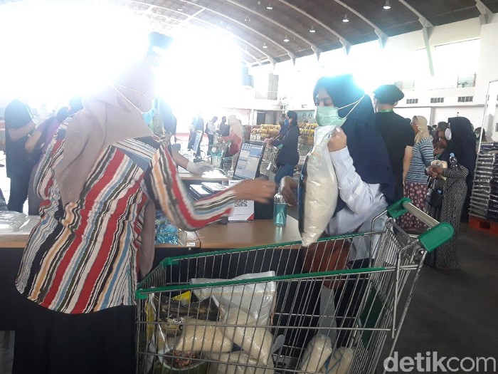 Ratusan warga memadati pembukaan Lumbung Pangan Jatim di JX International Surabaya. Lumbung Pangan ini merupakan program Pemprov Jatim dalam menyediakan sembako murah bagi masyarakat.