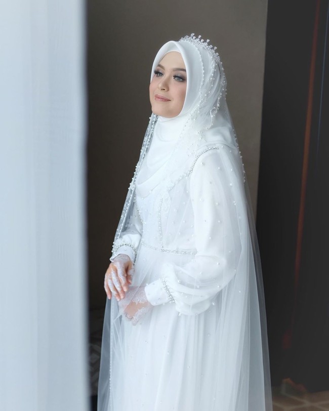 Pada hari pernikahannya, Vebby Palwinta mengenakan gaun putih rancangan desainer Renzi Lazuari. Bintang sinetron Kun Anta 2 itu tampil dengan gaun simple yang menurut sang desainer dibuat secara kilat. Foto: Instagram @renzilazuardi