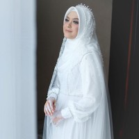 Pada hari pernikahannya, Vebby Palwinta mengenakan gaun putih rancangan desainer Renzi Lazuari. Bintang sinetron Kun Anta 2 itu tampil dengan gaun simple yang menurut sang desainer dibuat secara kilat. Foto: Instagram @renzilazuardi