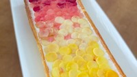 Pie buatan Devoney Scarfe kali ini tidaklah berbentuk bundar melainkan persegi panjang. Toppingnya warna-warni sangat cantik terbuat dari panna cotta susu. Foto: Instagram @dovoney.scarfe