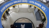 Terpidana pelanggar peraturan daerah (qanun) menjalani hukuman cambuk di Banda Aceh, Aceh, Selasa (21/4/2020).