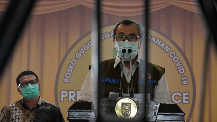 Gubernur Riau Syamsuar (kedua kiri) menyampaikan keterangan pers tentang persiapan Pembatasan Sosial Berskala Besar (PSBB) di Kota Pekanbaru yang telah mendapatkan persetujuan dari Kementerian Kesehatan, di Posko Gugus Tugas Penangangan COVID-19 Provinsi Riau di Pekanbaru, Riau, Senin (13/4/2020). Untuk mecegah meluasnya penyebaran virus Corona (COVID-19), Gubernur Riau mengajak seluruh lapisan masyarakat untuk menaati peraturan-peraturan di saat diberlakukanya PSBB di Kota Pekanbaru. ANTARA FOTO/Rony Muharrman/wsj.