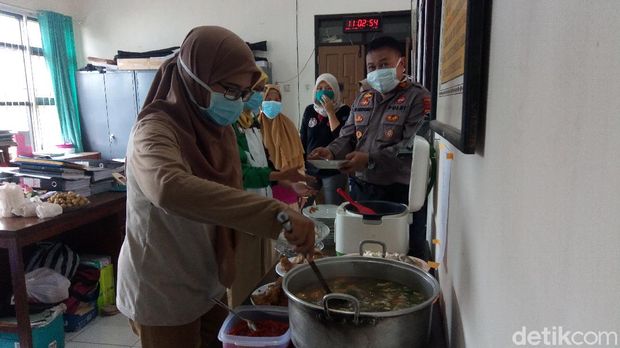 Kapolsek Bawang, Banjarnegara SS Udiyono rutin masak untuk nakes saat pandemi Corona, Selasa (21/4/2020).