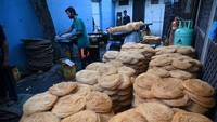 Di Pakistan, jumlah permintaan roti canai semakin banyak dimintai menjelang Ramadan, dikarenakan merupakan salah satu makanan favorit menu berbuka puasa. Aamir Qureshi/AFP via Getty Images.