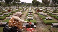 Menjelang Ramadan di Indonesia, biasanaya warga setempat melakukan ziarah kubur ke makam keluarga. Hal tersebut telah menjadi ritual tradisional warga untuk mendoakan kerabatnya di akhirat. Aditya Irawan/NurPhoto via Getty Images.