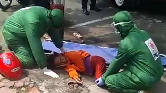 Wanita Pingsan Saat Antre Paket Sembako Dievakuasi Petugas Ber-APD