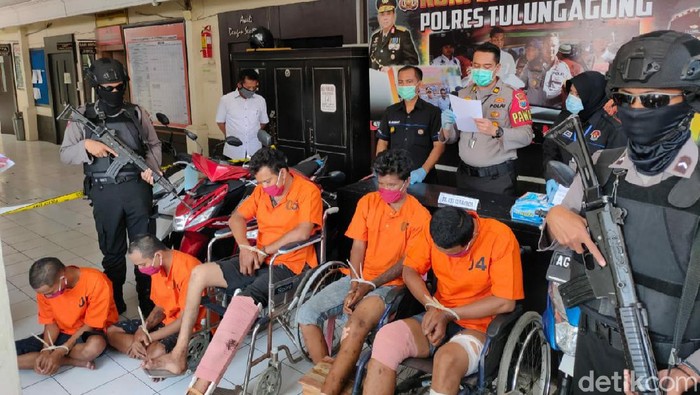 Polisi Tulungagung menangkap lima pelaku curanmor. Dua di antaranya merupakan napi yang dibebaskan untuk mencegah penularan virus Corona.