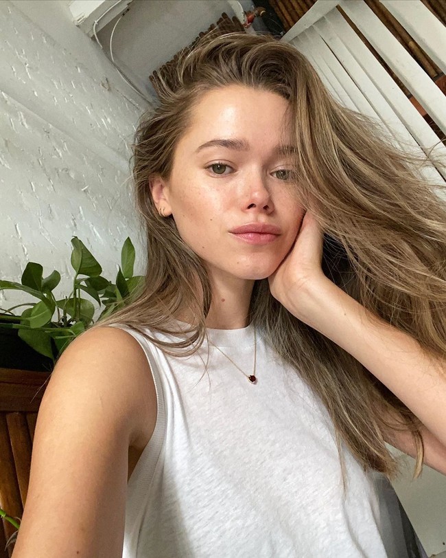 Punya wajah yang sudah flawless membuat Valeria pun jarang tampil dengan makeup yang tebal. Ia bahkan tak ragu pamer wajah polos tanpa makeup.  Foto: Instagram