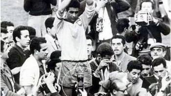 Foto tahun 1962, tapi wartawan yang di bawah seperti memegang ponsel berkamera. Mungkinkah? (Foto: via Ranker)