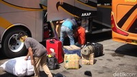 Sementara larangan mudik diupayakan agar penyebaran corona tak merata ke berbagai daerah.