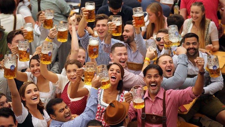 Festival rakyat terbesar di dunia yang diadakan di Jerman, Oktoberfest batal dilaksanakan tahun ini akibat pandemi COVID-19.