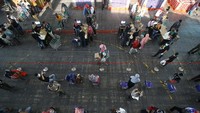 Warga yang antre juga tetap diwajibkan menjaga jarak untuk membeli sembako murah di Lumbung Pangan Jawa Timur, di JX International, Surabaya, Jawa Timur, Selasa (21/4/2020).