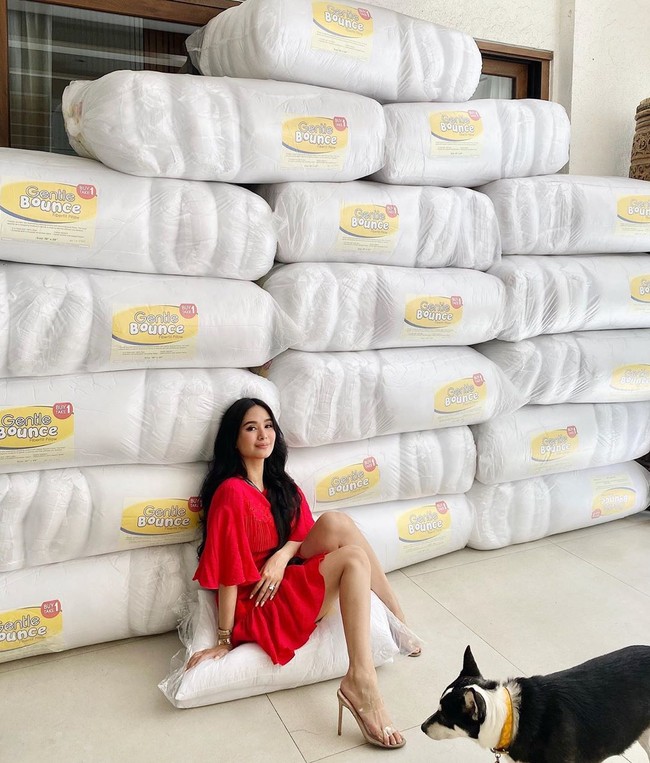 Sebagai salah satu orang kaya di Filipina, Heart Evangelista tak lupa berbagi untuk sesama di tengah masa pandemi ini. Wanita yang sudah membintangi puluhan judul serial televisi itu memberikan bantuan dalam berbagai jenis untuk rumah sakit setempat, di antaranya masker dan bed foams. Foto: Instagram @iamhearte
