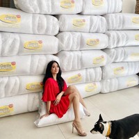 Sebagai salah satu orang kaya di Filipina, Heart Evangelista tak lupa berbagi untuk sesama di tengah masa pandemi ini. Wanita yang sudah membintangi puluhan judul serial televisi itu memberikan bantuan dalam berbagai jenis untuk rumah sakit setempat, di antaranya masker dan bed foams. Foto: Instagram @iamhearte