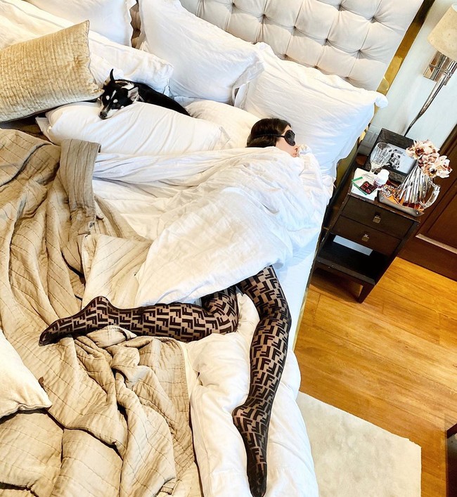 Heart Evangelista juga menjadi pemberitaan ketika tidur dengan memakai stocking merek Fendi yang harganya lebih dari Rp 3 juta. All dressed up for dreamland, begitu dia menulis di keterangan fotonya di akun Instagram @iamhearte. Foto: Instagram @iamhearte