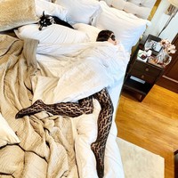 Heart Evangelista juga menjadi pemberitaan ketika tidur dengan memakai stocking merek Fendi yang harganya lebih dari Rp 3 juta. All dressed up for dreamland, begitu dia menulis di keterangan fotonya di akun Instagram @iamhearte. Foto: Instagram @iamhearte