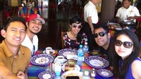 Bersama teman-temannya, Belva juga punya momen santai sambil makan. Salah satunya ketika kumpul untuk makan siang di kafe berkonsep Meksiko ini.  Foto: instagram @belvadevara