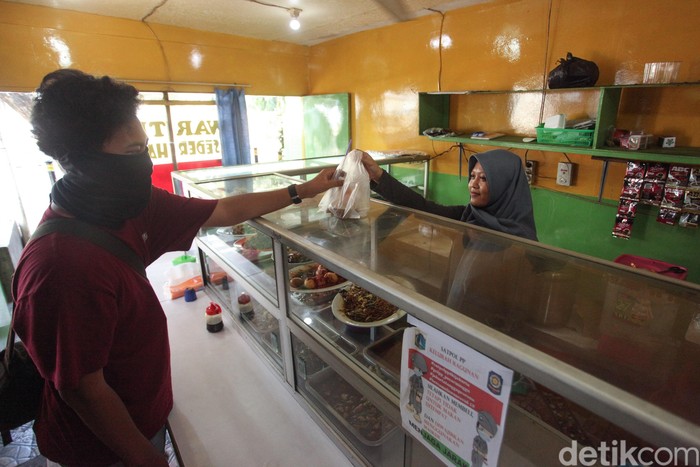 Demi Halau Corona, Rumah Makan Hanya Layani Pesanan Bawa Pulang Sejumlah rumah makan di Jakarta kini hanya melayani pesanan take away atau bawa pulang. Hal itu dilakukan sebagai upaya untuk cegah penyebaran COVID-19.