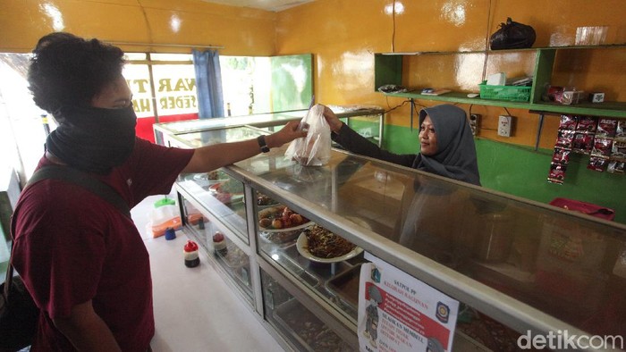 Sejumlah rumah makan di Jakarta kini hanya melayani pesanan take away atau bawa pulang. Hal itu dilakukan sebagai upaya untuk cegah penyebaran COVID-19.
