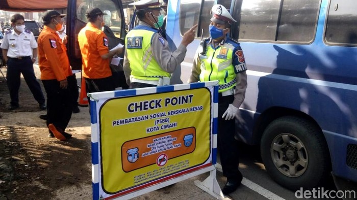 Penerapan Pembatasan Sosial Berskala Besar (PSBB) di Kota Cimahi dan Kabupaten Bandung Barat (KBB) tidak membuat aktivitas masyarakat di luar rumah menurun, Rabu (22/4/2020)